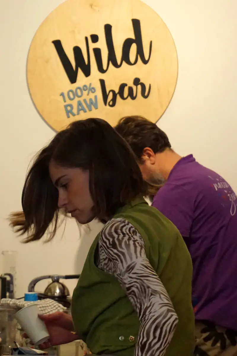 Priprema kafe iza šanka, ispod Wild znaka