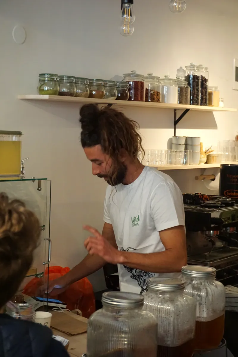 Priprema napitaka za šankom u Wild Baru
