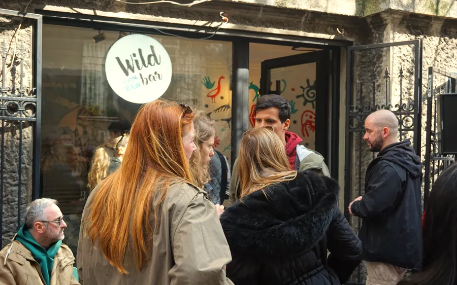 Gosti ispred ulaza u Wild Bar, Golsvordijeva 1