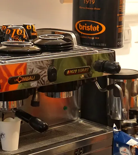 Kafa za poneti na espreso aparatu u Wild Baru